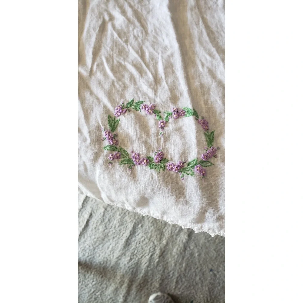 Vintage Hand Embroidered Floral Linen Tablecloth White Scalloped Lace Edge 34x37